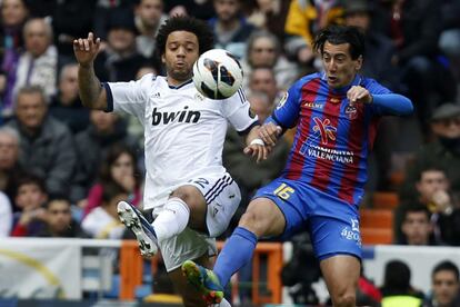 Marcelo pelea el balón con Pedro Ríos.