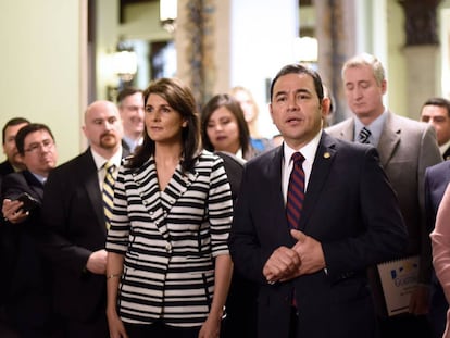 El presidente guatemalteco, Jimmy Morales, con la embajadora de EE UU ante la ONU, Nikki Haley, en febrero en Ciudad de Guatemala.