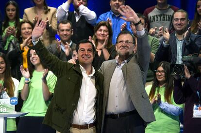 El presidente del Gobierno y del Partido Popular, Mariano Rajoy, y el candidato del PP, Juanma Moreno, saludan durante el mitin en la localidad almeriense de Roquetas de Mar, el 15 de marzo de 2015.