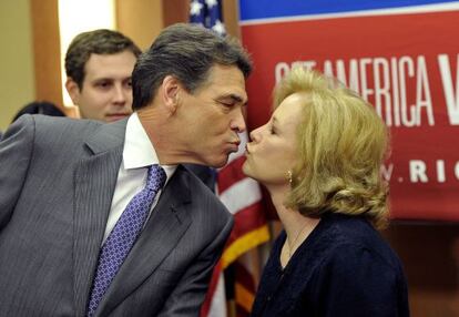 Rick Perry besa a su mujer, Anita, tras anunciar su retirada.