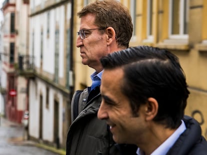 El líder del PP, Alberto Núñez Feijóo, acompañado por el alcalde de Ferrol, José Manuel Rey (en primer plano), durante un paseo por la ciudad de Ferrol, este domingo.