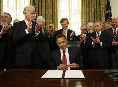 Barack Obama, tras firmar el cierre de Guantánamo ante el vicepresidente, Joe Biden (segundo por la izquierda), y jefes militares retirados.