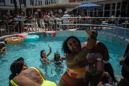 Celebración del Cinco de Mayo en una piscina en South Beach. El Cinco de Mayo es un festejo estadounidense con temática mexicana.