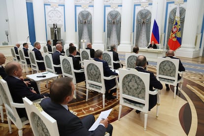 El presidente ruso, Vlodímir Putin (al fondo), en un momento de la reunión de trabajo para analizar los resultados de la cumbre ruso-estadounidense en Alaska, en el Kremlin, el sábado.