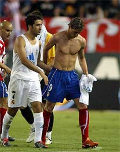 Raúl y Fernando Torres se despiden tras el partido.