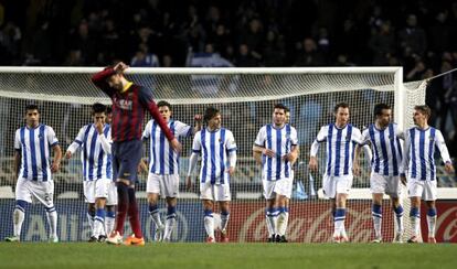 Los jugadores de la Real celebran el gol de Zurutuza.