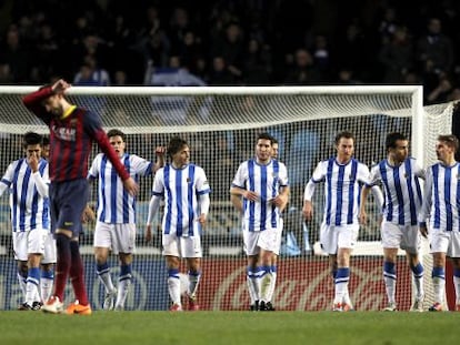 Los jugadores de la Real celebran el gol de Zurutuza.