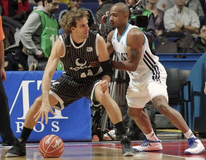 Dontaye Draper (derecha) presiona a Roger Grimau en un momento del partido.