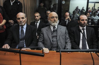 El exsecretario de Seguridad argentino Enrique Mathov (centro), en el tribunal.