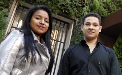 Catalina y Manuel, ex combatientes de las FARC de 19 años, este jueves en la Embajada de Colombia en Madrid.