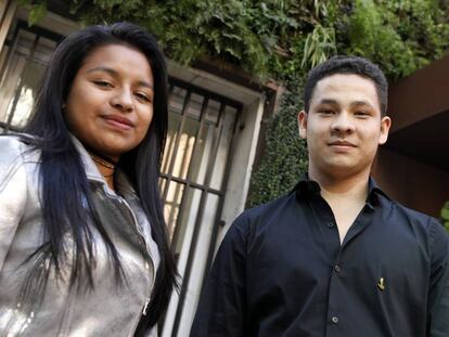 Catalina y Manuel, ex combatientes de las FARC de 19 a&ntilde;os, este jueves en la Embajada de Colombia en Madrid. 