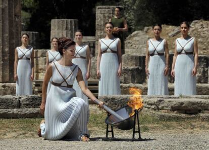 La actriz griega Katenira Lehou durante el encendido de la llama olímpica en la antigua Olímpia (Grecia).