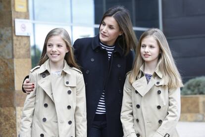 Las sonrisas, los gestos y todos los movimientos de la Familia Real captados por las cámaras se producen justo una semana después de las polémicas imágenes de la salida de todos ellos, junto al rey Juan Carlos, de la Catedral de Palma, tras asistir a la Misa de Resurrección.