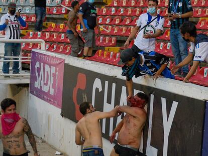 Miembros de la barra del Club Querétaro atacan a un aficionado del Atlas de Guadalajara, el pasado 5 de marzo.