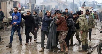 Uniformados trasladan a los heridos tras el atentado con cami&oacute;n bomba en Azaz, en el noroeste sirio.