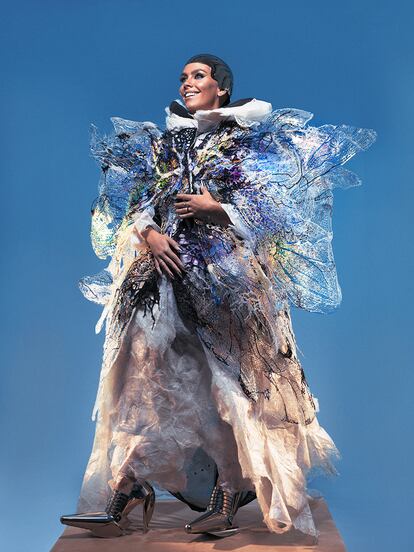 El ‘look’ completo de la presentadora ha sido una actualización de la pieza principal, un vestido de hace 30 años que es «muy 2022».