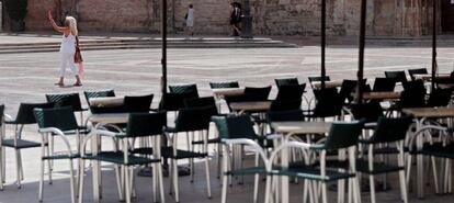 Terraza vacía en la plaza de la virgen de Valencia.