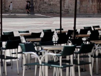 Terraza vacía en la plaza de la virgen de Valencia.