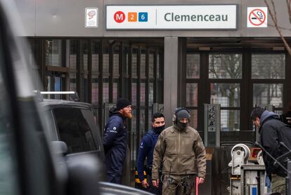 Fuerzas de seguridad belgas, ante la estación de metro de Clemenceau, después del tiroteo de este miércoles en Bruselas.