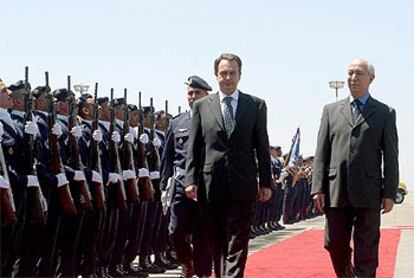 Zapatero pasa revista a las tropas marroquíes en Casablanca junto al primer ministro Jettu.