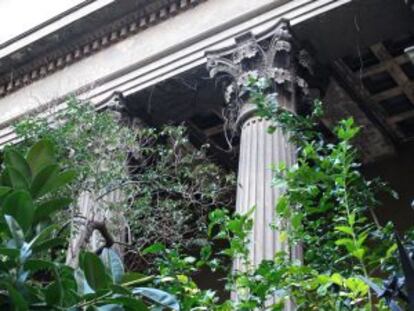 La vegetación ha invadido las columnas del Taller Masriera.