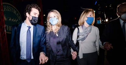 Elizabeth Holmes junto a su compañero Billy Evans fuera del juzgado federal en San Jose, California.