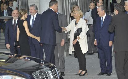 La alcaldesa Manuel Carmena saluda al Rey en presencia de Gregorio Maranón.