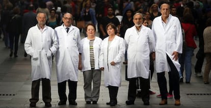 M&eacute;dicos madrile&ntilde;os afectados por la jubilaci&oacute;n forzosa, el mi&eacute;rcoles en la Puerta del Sol