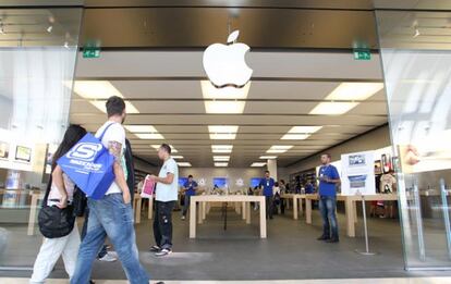 El logo de la manzana apagado, en la madrileña tienda de Apple en Xanadú