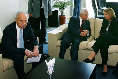 El presidente palestino, Mahmud Abbas (centro), entre el viceprimer ministro israelí, Simón Peres, y su ministra de Exteriores, Tzipi Livni, ayer en Egipto.