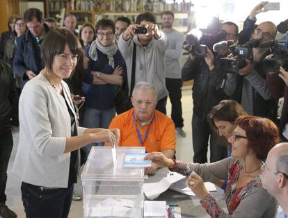 La candidata del BNG a la presidencia de la Xunta, Ana Pontón, vota esta mañana en Santiago de Compostela.