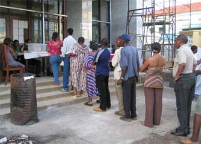 Ciudadanos de Malabo hacen cola ante un colegio electoral para despositar su voto para los comicios legislativos y municipales que se celebran hoy en Guinea Ecuatorial.