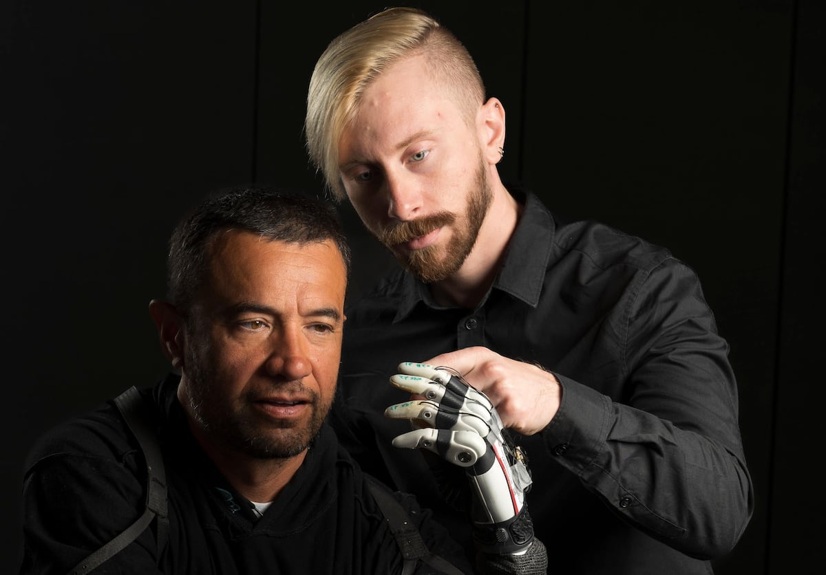 Cómo crear una mano biónica capaz de parar una bola de algodón sin estrujarla