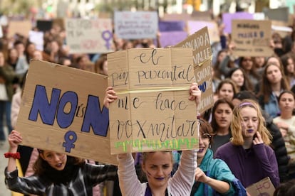 Estudantes protestam contra veto parental do Vox em Barcelona, nesta sexta-feira.