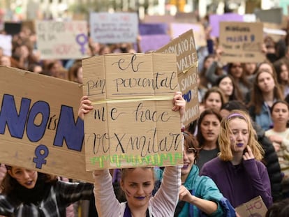 Estudantes protestam contra veto parental do Vox em Barcelona, nesta sexta-feira.