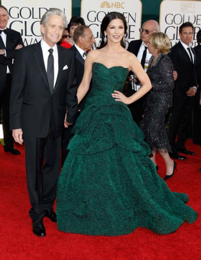 Los actores Catherine Zeta Jones y Michael Douglas llegan a la gala de la 68 edición de los Globos de Oro.