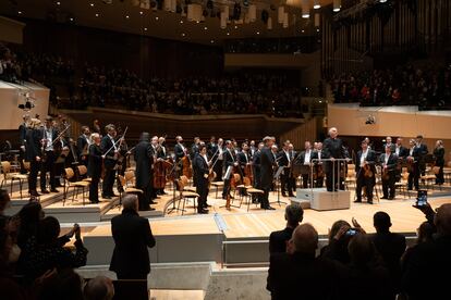 El público aplaude en pie a la Filarmónica de Viena y Daniel Barenboim.