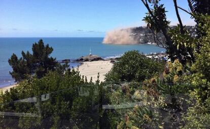 Desprendimiento de rocas en la ciudad de Christchurch momentos después del terremoto.