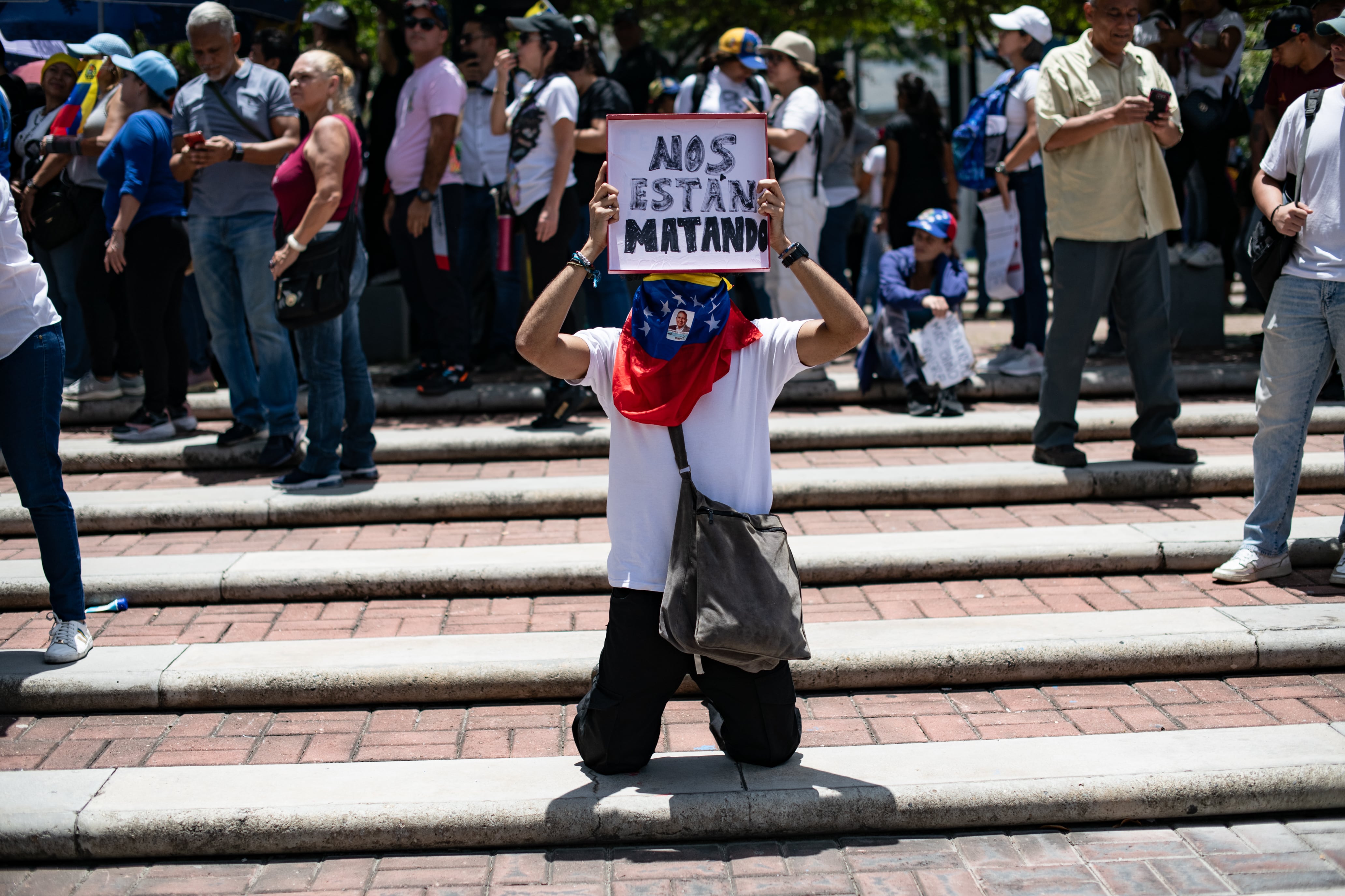 Un joven en medio de la protesta de esta mañana en Caracas. 