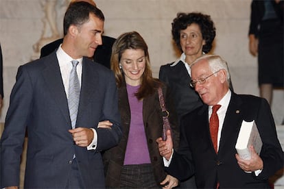 Los Príncipes de Asturias conversan con García de la Concha, en presencia de Mercedes Cabrera.