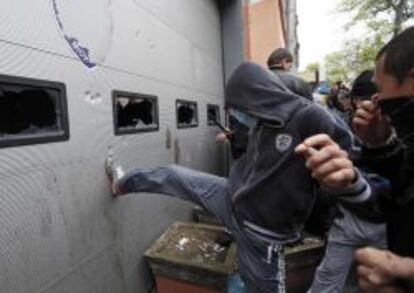 Ataque a la sede del ministerio del interior en Odessa para exigir la liberación de los prorrusos detenidos