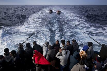Migrantes observan el mar un día después de ser rescatados desde el buque 'Golfo Azurro', el 7 de abril.