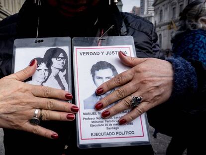 Una activista sostiene fotos de desaparecidos en una protesta frente a la Corte Suprema de Chile.
