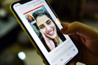 Captura de una videollamada de Loujain al Hathloul con su hermana Lina tras salir de prisión.