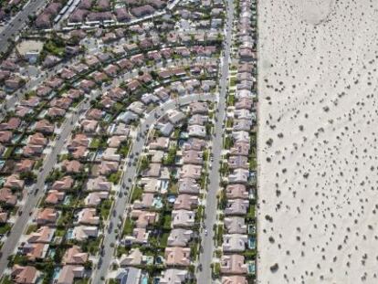 Desarrollo urbanístico junto al desierto, en Cathedral City, California, en plena sequía.