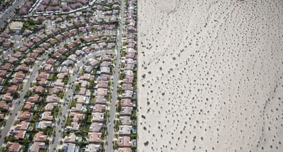 Desarrollo urbanístico junto al desierto, en Cathedral City, California, en plena sequía.