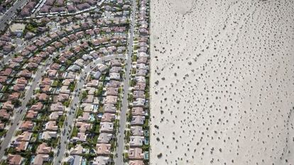 Desarrollo urbanístico junto al desierto, en Cathedral City, California, en plena sequía.