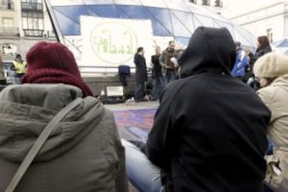 Un profesor da clase en la Puerta del Sol.