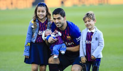 Luis Suárez i els seus tres fills, al Camp Nou, el 2018.