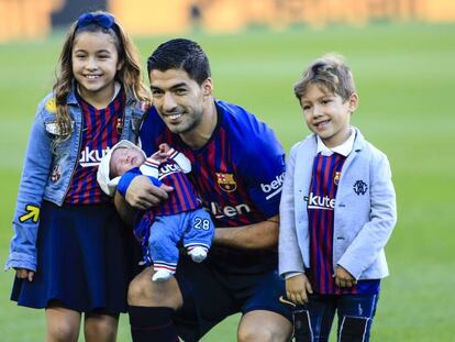 Luis Suárez i els seus tres fills, al Camp Nou, el 2018.